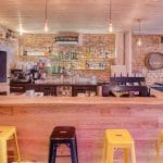 rénovation restaurant bar comptoir bois mur pierre Lyon 6