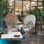 rénovation d'un restaurant à Perpignan : fauteuils en osier