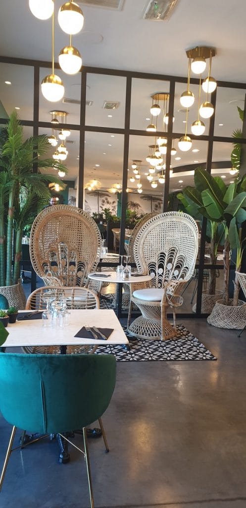 rénovation d'un restaurant à Perpignan : fauteuils en osier