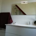 rénovation salle de bain Orphin : pose d'un sèche serviettes et d'un meuble vasque