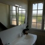rénovation salle de bain Orphin : zoom sur le meuble vasque installé près de la fenêtre de la salle de bain
