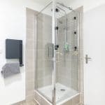 création bureaux local professionnel vestiaire salle d'eau douche receveur colonne de douche faïence Saint-Egrève