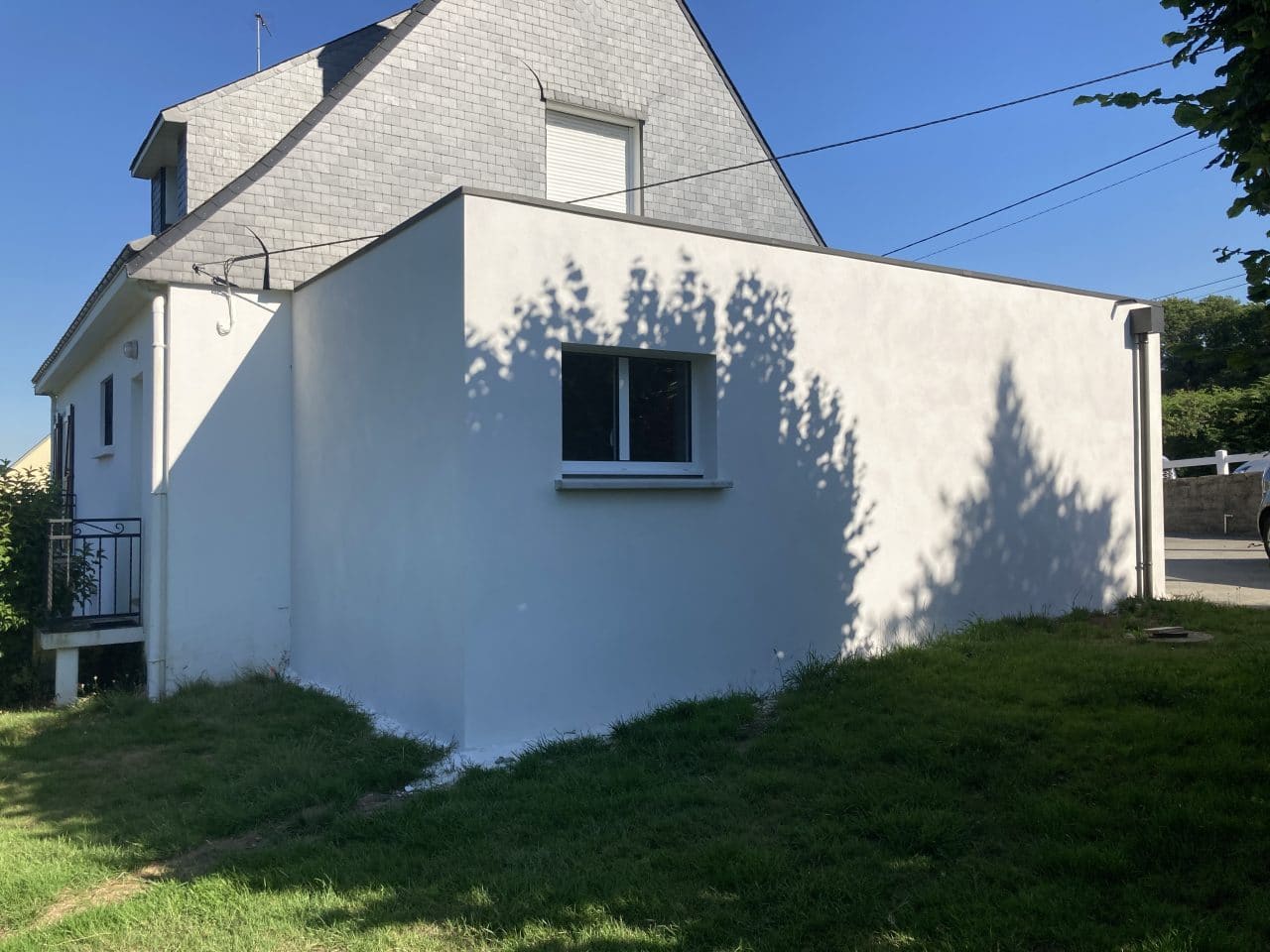 Extension de maison à toit plat pour un garage à Saint-Avé (56)
