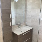 rénovation appartement Montesson : meubles de salle de bain avec miroir éclairé