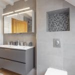 rénovation salle de bain sèche-serviette meuble double vasque suspendu miroir éclairé faïence gris lucarne mur WC Wolfisheim