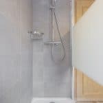 rénovation salle de bain douche à l'italienne avec receveur extra-plat faïence gris colonne de douche paroi en verre Wolfisheim