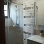 rénovation modernisation salle d'eau douche italienne avec receveur extra-plat paroi verre radiateur sèche-serviettes meuble vasque La Chapelle-d'Armentières