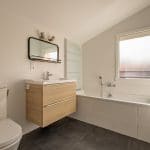 rénovation surélévation maison salle de bain baignoire meuble vasque suspendu bois miroir carrelage pièce humide grande dalle faïence WC Toulouse