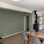 aménagement intérieur revêtement mur peinture couleur vert de gris salon table à manger parquet bois poêle à bois Sauveterre