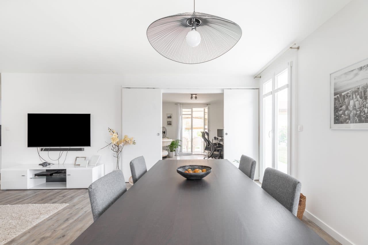 rénovation extension maison table à manger hauteur luminaire suspendu menuiserie bureau salon Pomérols