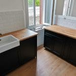 rénovation maison cuisine aménagée bois brut meuble noir évier faïence métro parquet bois Les Abrets-en-Dauphiné