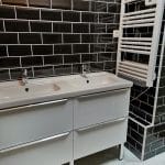 rénovation maison salle de bain meuble double vasque radiateur sèche-serviettes faïence métro noir carrelage effet marbre humidité Les Abrets-en-Dauphiné
