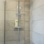 rénovation d'une petite salle de bain à Lille : douche avec carrelage au mur