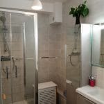 rénovation salle d'eau douche receveur extra-plat cabine faïence meuble vasque miroir éclairé colonne de rangement VMC Chartres