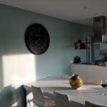 rénovation d'un salon à Bilieu en Isère : peinture verte venue remplacer une peinture orange