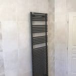 Carrelage et sèche serviettes - Rénovation d’une salle de bain à Yrieix-Sur-Charente