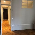 Rénovation d'un appartement à Lyon - couloir rénové , vu depuis le salon