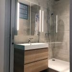Salle de bains - Rénovation d'un appartement à Lyon : nouvelle vasque avec miroir éclairé
