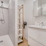 Rénovation d'un appartement à La Roche sur Yon : salle de bain avec cabine de douche et vasque