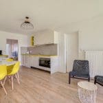 Rénovation d'un appartement à La Roche sur Yon : vue général du salon et de la cuisine ouverte