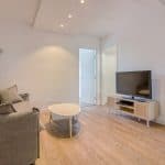 Rénovation d'un appartement à La Roche sur Yon : salon avec télévision