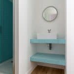 rénovation d'une maison à Rezé : salle de bain rénové carreaux bleus