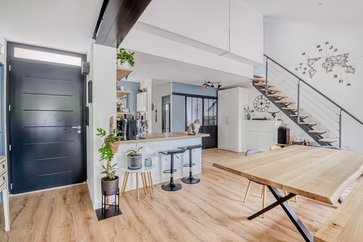 Vue sur la cuisine aménagée - Rénovation de maison à Saint Jean