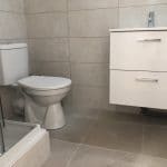 WC et vasque dans la salle de bain - Rénovation d'un studio à Golfe Juan