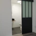 rénovation d'un studio à Avignon : porte coulissante pour la salle de bain