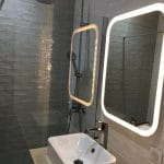 transformation studio salle d'eau douche receveur extra-plat paroi verre faïence miroir éclairé meuble vasque Lyon