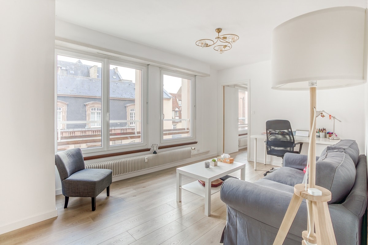 Salon lumineux rénové - rénovation d'un appartement à Strasbourg