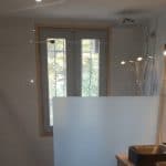 Salle de bain rénovée avec nouvelle paroi de douche - rénovation d'une maison à Antibes