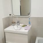 Vasque avec meuble de rangement et miroir - rénovation d'une salle de bain à Lille