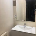 Vasque avec miroir et meuble de rangement - rénovation d'une salle de bain à Carcassonne