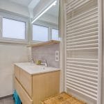 Sèche serviettes à côté de la double vasque - rénovation d'une salle de bain à Strasbourg