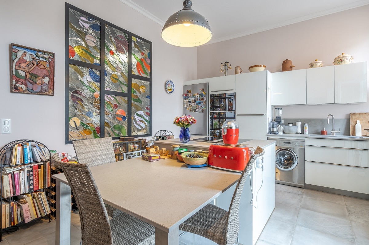 Coin repas dans la cuisine - rénovation et transformation d'un appartement en 2 logements à Sète