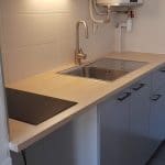 Gros plans sur évier et table de cuisson - rénovation d'un appartement T2 à Toulouse