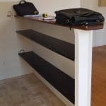 Bar séparant cuisine et salon avec étagères de rangement - rénovation d'un appartement T2 à Toulouse