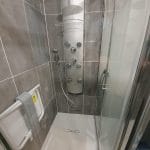 Siège et barre de maintien dans la douche- rénovation d'une salle de bain à Angoulême