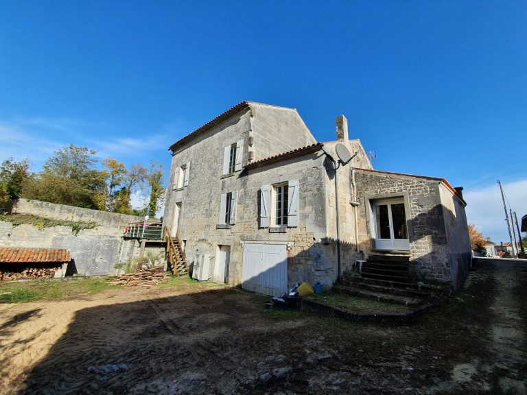 Rénovation d’une toiture à Saint-Même-les-Carrières en Charente (16)