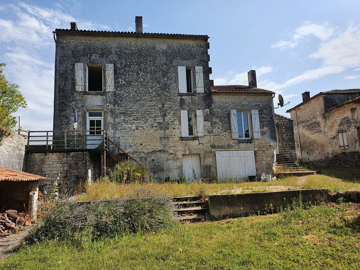 Rénovation d’une toiture à Saint-Même-les-Carrières en Charente (16)