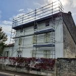 Pose d'un échafaudage - rénovation toiture Saint-Même-les-Carrières