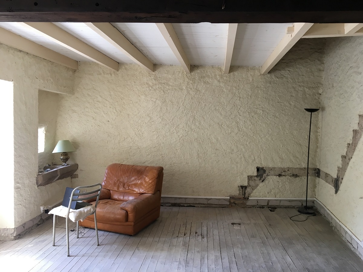 Aménagement d’un salon dans une maison ancienne d’un hameau de Miraval-Cabardès (11)