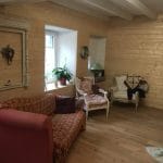 Bardage en bois et parquet pour ce salon aménagé - Aménagement d'un salon dans une maison ancienne d'un hameau de Miraval-Cabardès (11)
