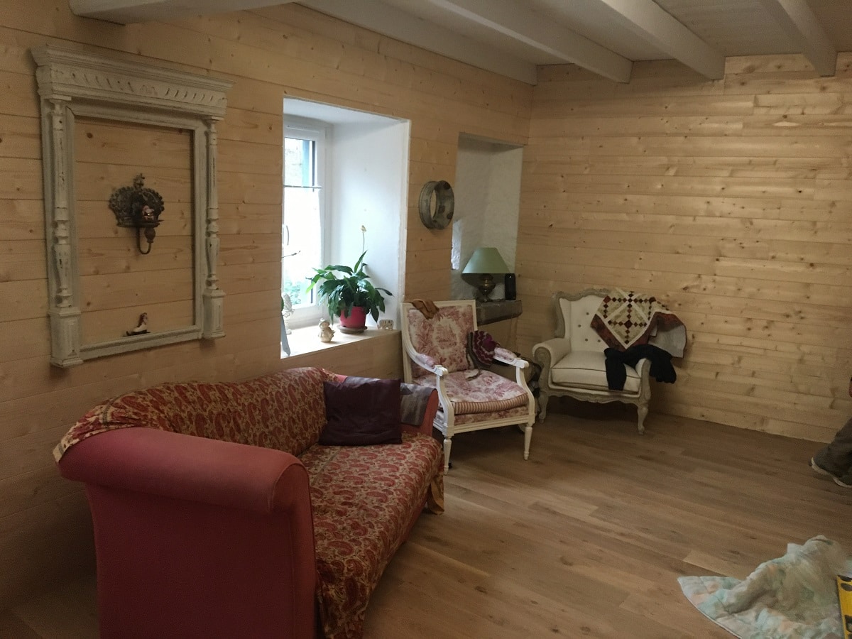 Bardage en bois et parquet pour ce salon aménagé - Aménagement d'un salon dans une maison ancienne d'un hameau de Miraval-Cabardès (11)