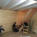 Pose de l'escalier en hêtre, sur mesure - Aménagement d'un salon dans une maison ancienne d'un hameau de Miraval-Cabardès (11)