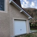 La porte du garage initial a été conservée - Construction d'une extension garage à Grésivaudan en Isère
