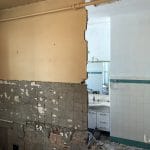 Cloison séparatrice en cours de démolition - rénovation d'une cuisine dans un appartement de Grenoble