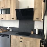Duo bois et gris pour cette cuisine rénovée - rénovation d'une cuisine dans un appartement de Grenoble