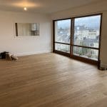 Vue générale du salon avec un châssis vitré - rénovation appartement à Vannesec